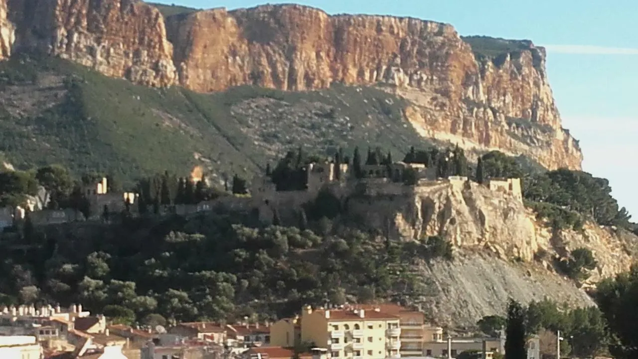 Appartement Cassis centre- Entre Falaise et Port